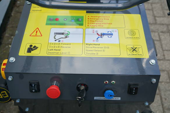 Delta-Competent 4x4 Allrad elektronischer Minidumper mit hydr. Kippfunktion Schubkarre Knickgelenkt 300kg